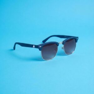 Photo lunettes de soleil modèle Emboucaneur de couleur bleu azur, présentées sur un fond bleu coordonné éclatant, collection Chouchou Beignet Marseille.