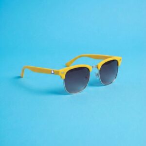 Photo lunettes de soleil modèle Emboucaneur de couleur jaune soleil, présentées sur un fond bleu azur éclatant, collection Chouchou Beignet Marseille