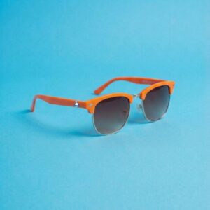 Photo lunettes de soleil modèle Emboucaneur de couleur orange vif, présentées sur un fond bleu azur éclatant, collection Chouchou Beignet Marseille.