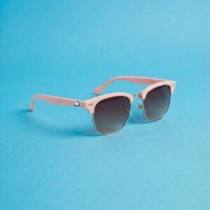 Photo lunettes de soleil modèle Emboucaneur de couleur rose bonbon, présentées sur un fond bleu azur éclatant, collection Chouchou Beignet Marseille.