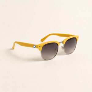 Lunettes de soleil femme de la collection été Marseille par Chouchou Beignet. La photo présente une monture de forme Clubmaster rétro en acétate jaune soleil éclatant avec un pont en métal argenté. Les verres affichent une teinte dégradée allant du gris foncé au gris clair. Disposé sur un fond beige épuré et minimaliste, cet accessoire plage tendance arbore fièrement le petit logo Chouchou Beignet (un oiseau portant une bouée) sur la branche latérale.