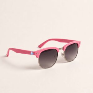 Lunettes de soleil femme tendance de style Clubmaster avec une monture en acétate rose bonbon épais et métal argenté fin. Les verres sont de teinte gris dégradé fumé. Le fond de la photo est un studio blanc épuré. Le logo Chouchou Beignet (un oiseau marin à lunettes) est visible sur la branche, collection été Marseille. Un accessoire plage indispensable.