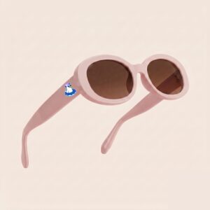 Lunettes de soleil au style rétro et tendance, arborant une monture ovale et galbée en acétate brillant de couleur rose bonbon. Les verres teintés d'un marron chaud offrent une protection douce. Présentée en lévitation de trois-quarts face sur un fond beige rosé très épuré, cette paire met en valeur le logo Chouchou Beignet avec son gabian en bouée sur la branche droite, l'accessoire plage idéal pour la collection été Marseille.