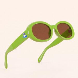 Lunettes de soleil au style rétro et tendance, arborant une monture ovale et galbée en acétate brillant de couleur vert pomme. Les verres teintés d'un marron chaud offrent une protection douce. Présentée en lévitation de trois-quarts face sur un fond beige rosé très épuré, cette paire met en valeur le logo Chouchou Beignet avec son gabian en bouée sur la branche droite, l'accessoire plage idéal pour la collection été Marseille.