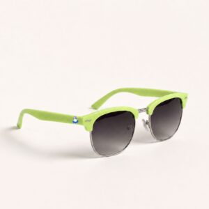 Une paire de lunettes de soleil femme de la collection été Marseille par Chouchou Beignet. La monture est de forme Clubmaster avec une partie supérieure en acétate vert acide opaque et épais, et un pont ainsi que des cerclages inférieurs en métal argenté fin. Les verres sont dégradés de teinte gris fumé. Le logo Chouchou Beignet (oiseau de mer avec lunettes et bouée) est apposé sur la branche en acétate vert. Le fond de la photo est un studio blanc neutre. Cet accessoire plage est l'élément tendance indispensable.