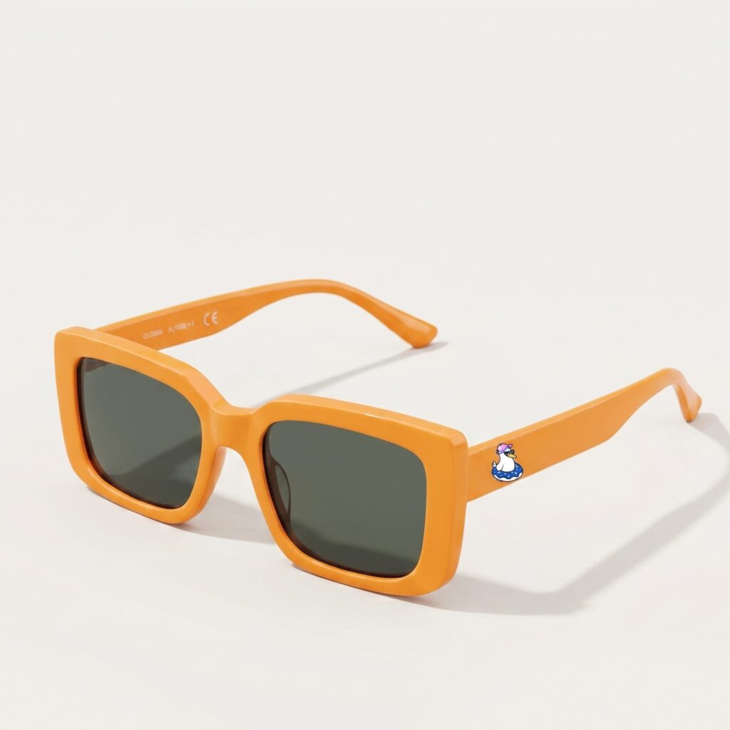 Lunettes de soleil femme tendance avec monture en plastique orange vif et forme carrée, verres gris foncé, posées sur fond clair minimaliste, logo Chouchou Beignet sur la branche, accessoire plage de la collection été Marseille.