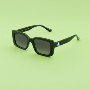 Photo lunettes de soleil modèle Fada de couleur noir profond, présentées sur un fond vert éclatant, collection Chouchou Beignet Marseille.