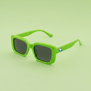 Photo lunettes de soleil modèle Fada de couleur vert pomme, présentées sur un fond vert coordonné éclatant, collection Chouchou Beignet Marseille.