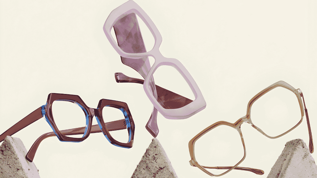 Trois paires de lunettes de soleil aux formes géométriques et hexagonales en lévitation sur des socles en pierre.