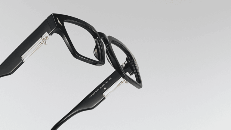Gros plan sur les charnières et finitions d'une monture noire épaisse pour illustrer la différence entre lunettes de soleil chères vs bon marché.