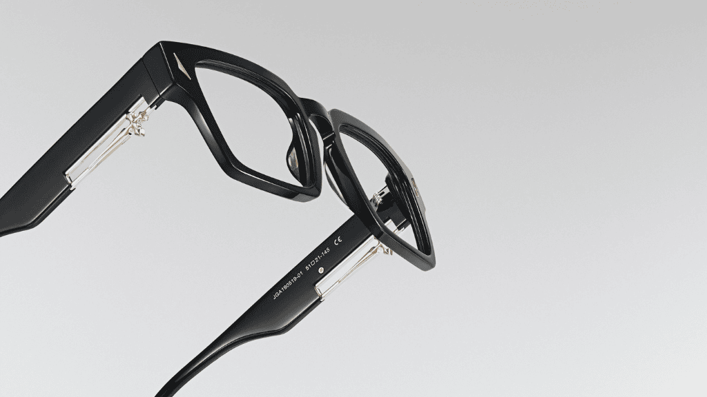 Gros plan sur les charnières et finitions d'une monture noire épaisse pour illustrer la différence entre lunettes de soleil chères vs bon marché.