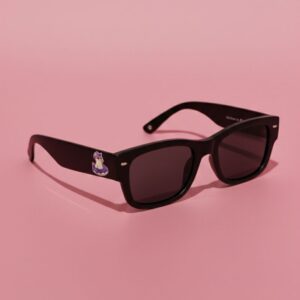 Photo lunettes de soleil modèle Bombasse de couleur noir profond avec le logo Chouchou Beignet sur la branche, présentées sur un fond rose vif, collection Chouchou Beignet Marseille.