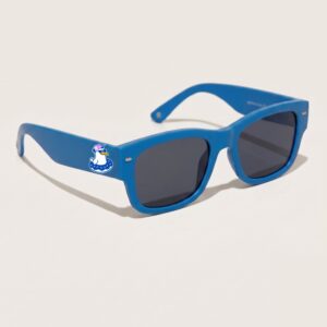 Lunettes de soleil femme au style Wayfarer tendance, caractérisées par une monture épaisse en acétate bleu azur au fini mat. Les verres de couleur gris foncé offrent une teinte sombre et protectrice. La photo de ce produit est prise de trois-quarts face sur un fond blanc crème très épuré. Sur la branche gauche, on retrouve le logo Chouchou Beignet représentant un goéland à lunettes et casquette dans sa bouée, faisant de cette paire l'accessoire plage idéal pour la collection été Marseille.