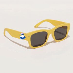 Lunettes de soleil femme au style Wayfarer tendance, avec une monture épaisse en acétate jaune soleil brillant. Les verres sont gris très foncés, offrant un fort contraste et une protection optimale. La photo est prise de trois-quarts avant sur un fond blanc pur et net. Le logo Chouchou Beignet représentant un goéland en bouée est visible sur la branche gauche. Cet accessoire plage de la collection été Marseille est incontournable.