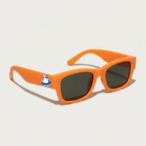 Lunettes de soleil femme au style Wayfarer tendance, dotées d'une monture épaisse en acétate orange vif au fini mat. Les verres affichent une teinte gris foncé unie très protectrice. Présenté de trois-quarts face sur un fond blanc cassé épuré, cet accessoire plage incontournable met en avant le logo Chouchou Beignet avec son gabian en bouée sur la branche gauche, parfait pour la collection été Marseille.