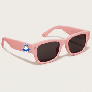 Photographie en studio, de trois-quarts avant, montrant une paire de lunettes de soleil femme de style Wayfarer en acétate mat de couleur rose bonbon. La monture est épaisse. Les verres sont gris foncé. Sur la branche gauche, on voit le logo Chouchou Beignet représentant un goéland portant une bouée à donuts. Le fond de la photo est uni, de couleur crème très claire. Ces lunettes sont un accessoire plage tendance de la collection été Marseille.
