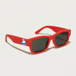 Lunettes de soleil femme au style Wayfarer tendance, avec une monture épaisse en acétate rouge intense au fini mat. Les verres teintés en gris foncé contrastent avec l'éclat de la structure. La photo de ce produit de la collection été Marseille est prise de trois-quarts face sur un fond uni blanc cassé très épuré. Sur la branche gauche, on remarque le logo Chouchou Beignet représentant un goéland coiffé d'une casquette et installé dans une bouée, faisant de cette paire l'accessoire plage idéal.