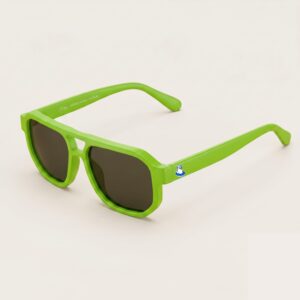 Lunettes de soleil au style aviateur revisité et tendance, se caractérisant par une monture épaisse à double pont en acétate mat de couleur vert pomme. Les verres foncés affichent une teinte gris-brun hautement protectrice. Présenté de trois-quarts face sur un fond blanc crème très épuré, cet accessoire plage met en avant le logo Chouchou Beignet avec son gabian en bouée sur la branche gauche, une pièce maîtresse pour la collection été Marseille.
