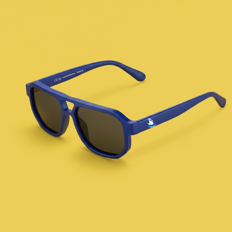 Photo lunettes de soleil modèle Mistrale de couleur bleu azur, avec le logo Chouchou Beignet gravé sur la branche, présentées sur un fond jaune vif éclatant, collection Chouchou Beignet Marseille.