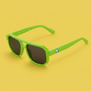Photo lunettes de soleil modèle Mistrale de couleur vert pomme avec le logo Chouchou Beignet sur la branche, présentées sur un fond jaune vif, collection Chouchou Beignet Marseille.