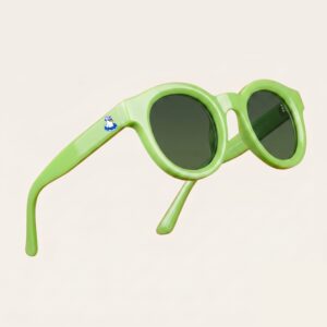 Lunettes de soleil femme tendance avec monture en plastique vert pomme et forme ronde, verres gris foncé, posées sur fond clair minimaliste, logo Chouchou Beignet sur la branche, accessoire plage de la collection été Marseille.